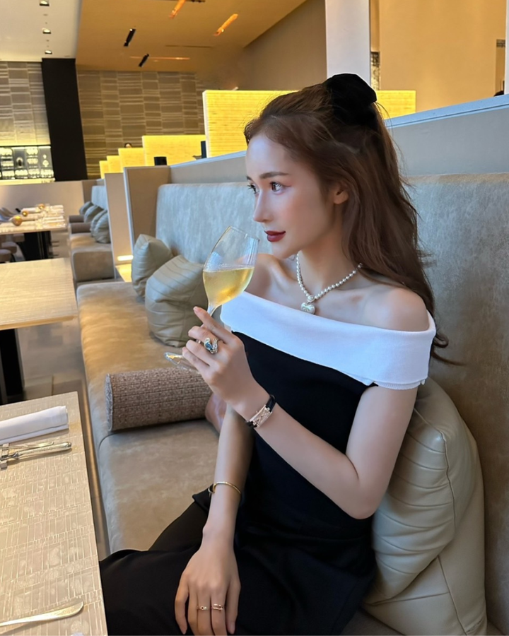 [Same-day shipping] Off-the-shoulder bicolor knit