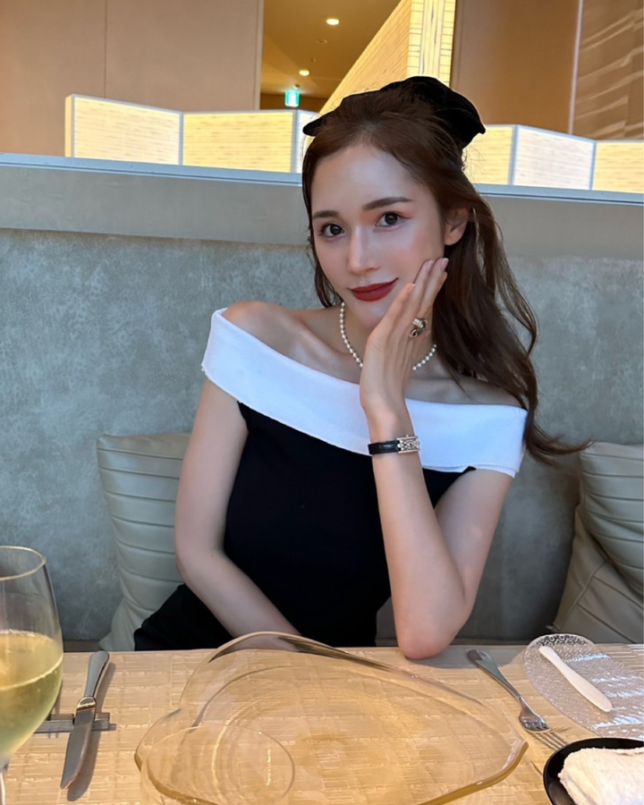 [Same-day shipping] Off-the-shoulder bicolor knit
