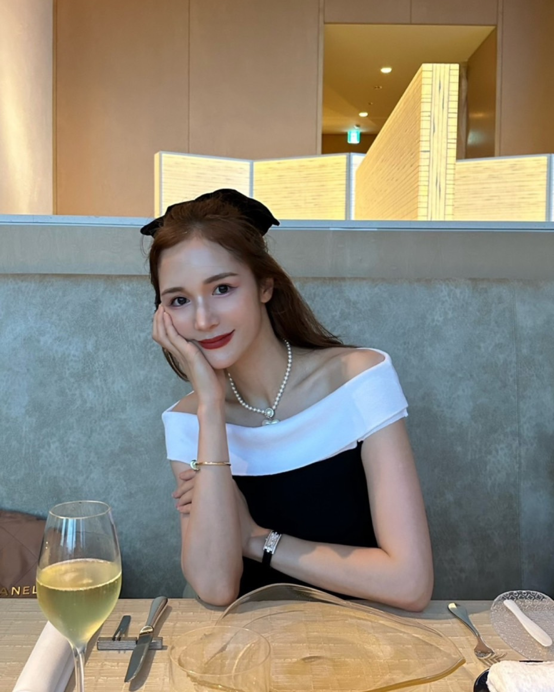 [Same-day shipping] Off-the-shoulder bicolor knit