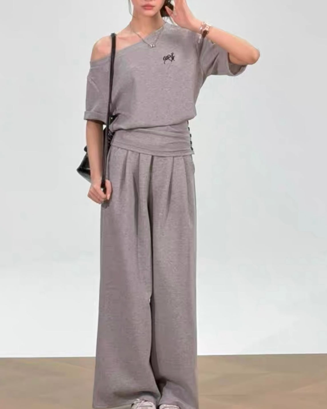 即日発送】オフショルダースウェットセットアップ – TORUGATO