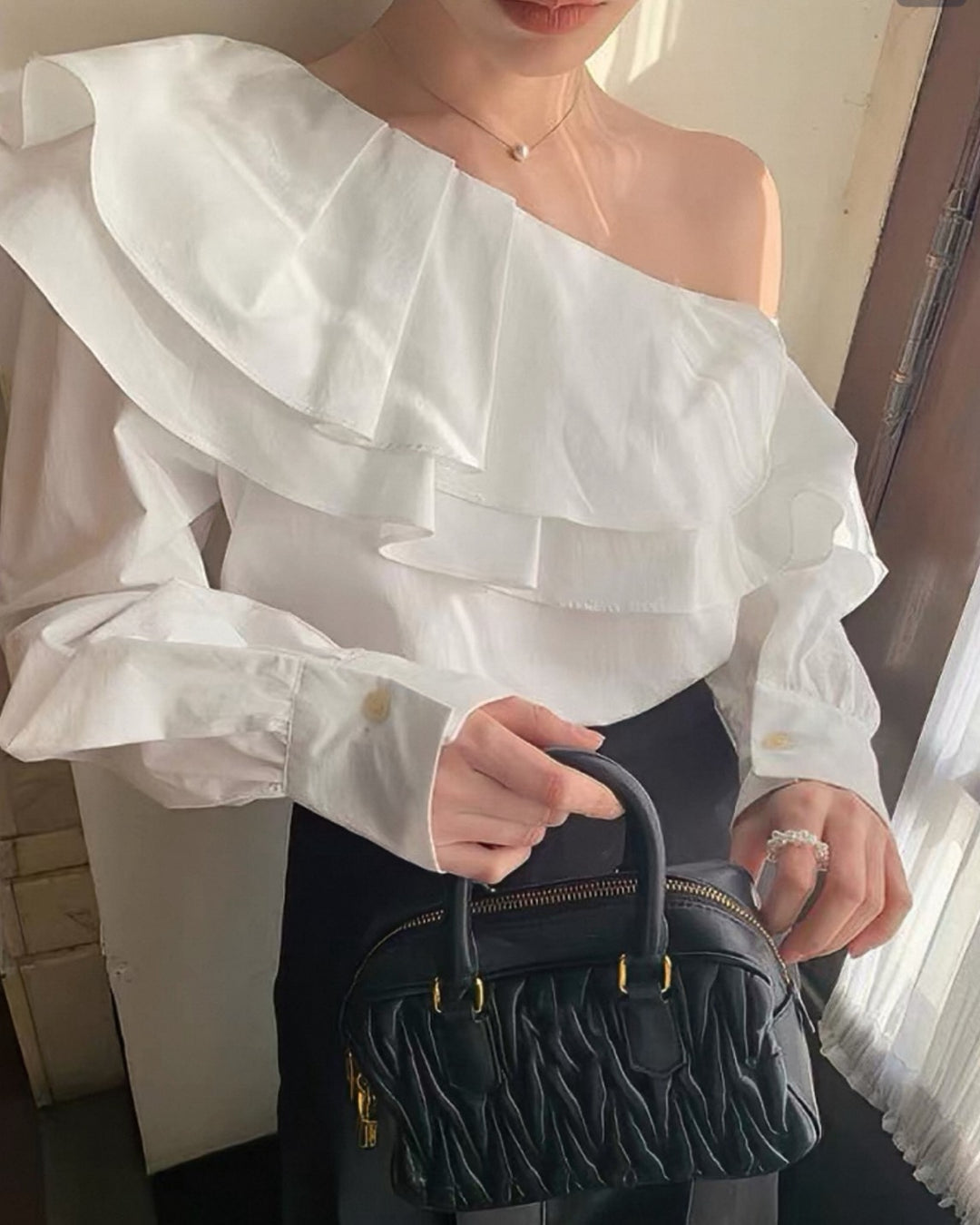 アシンメトリーオフショルダーブラウス