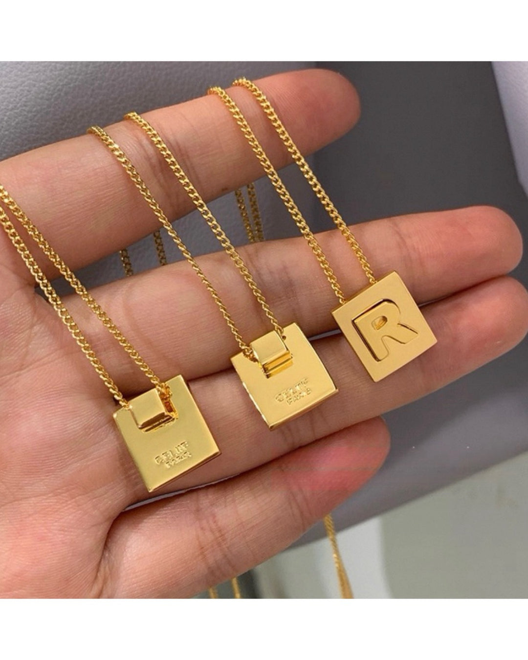 スクエアイニシャルネックレス