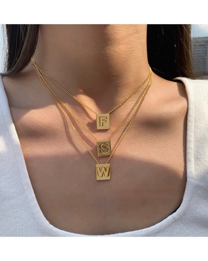 スクエアイニシャルネックレス