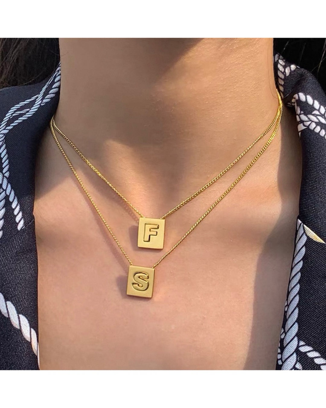 スクエアイニシャルネックレス