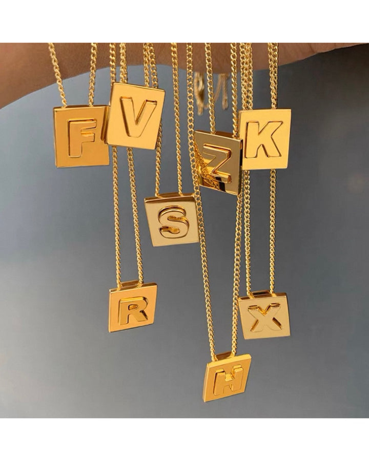 スクエアイニシャルネックレス