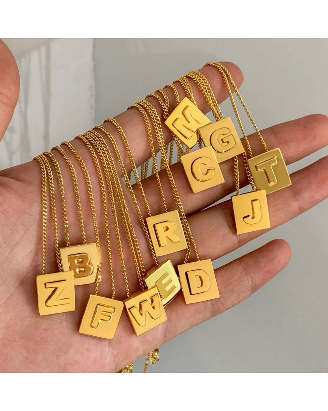 スクエアイニシャルネックレス