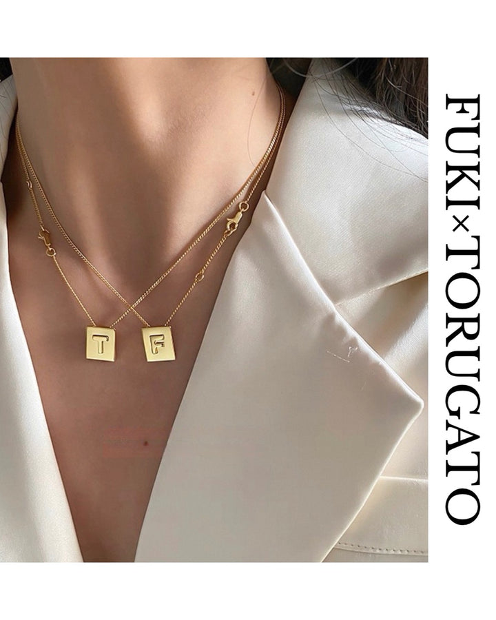 スクエアイニシャルネックレス