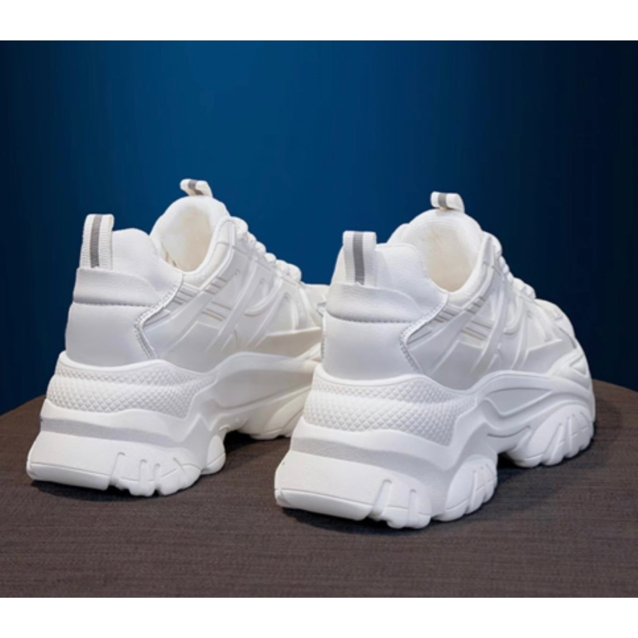 白色高科技厚底运动鞋