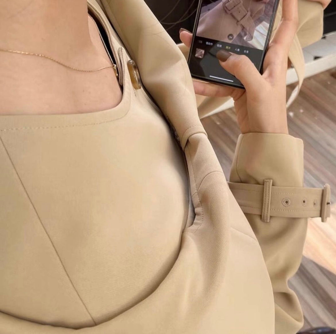 オフショルダートレンチコート