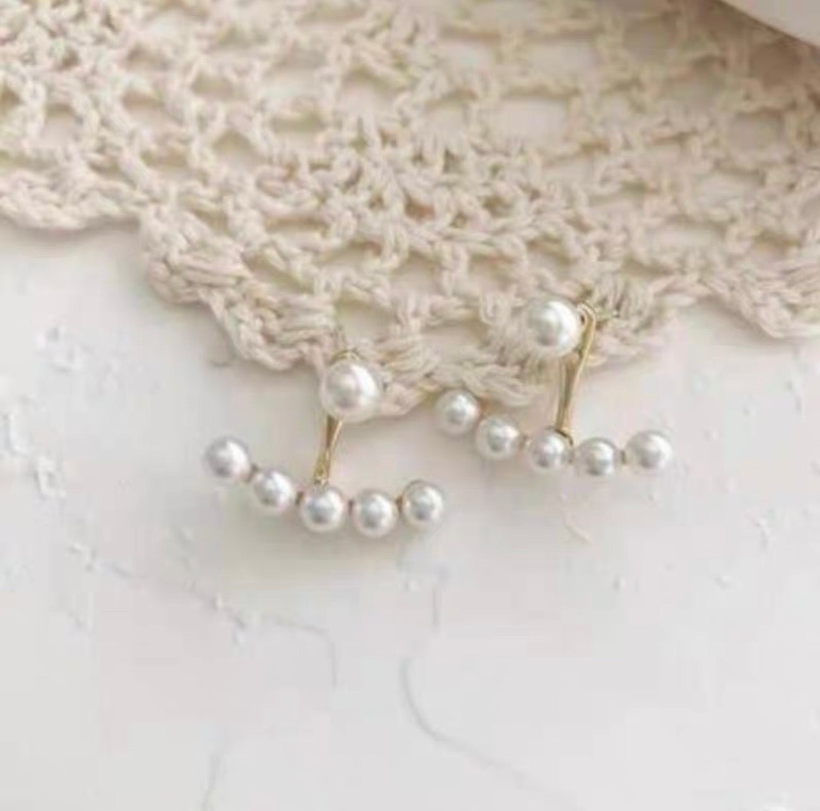 [Immediate shipment] Curved pearl earrings