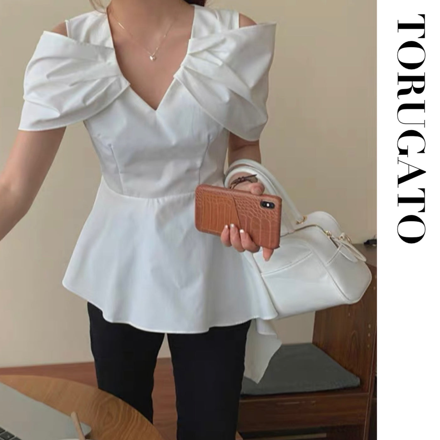 [Same day shipping] Design off-shoulder blouse