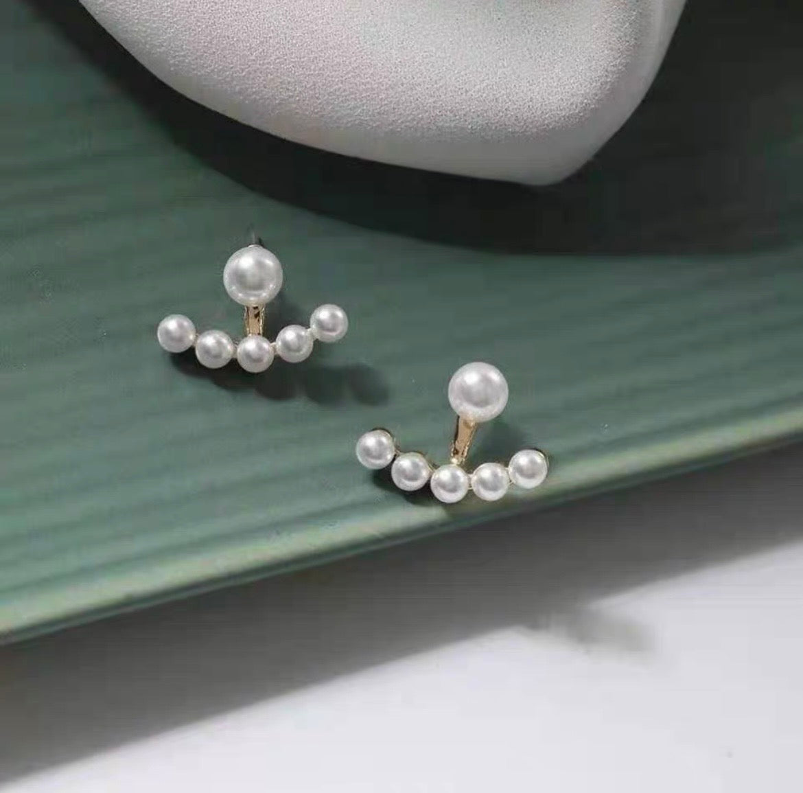 [Immediate shipment] Curved pearl earrings