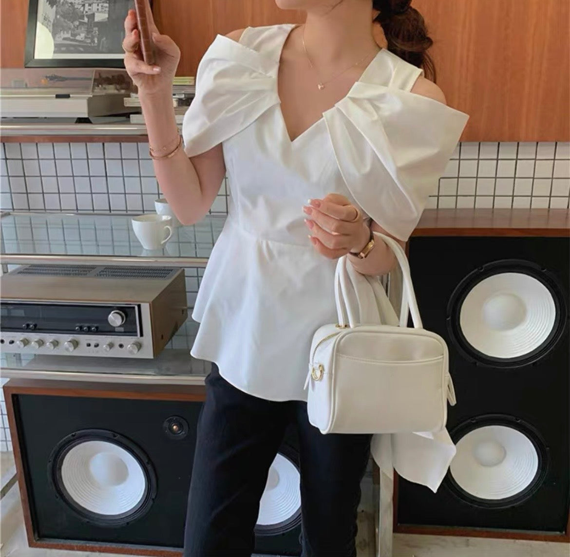 [Same day shipping] Design off-shoulder blouse