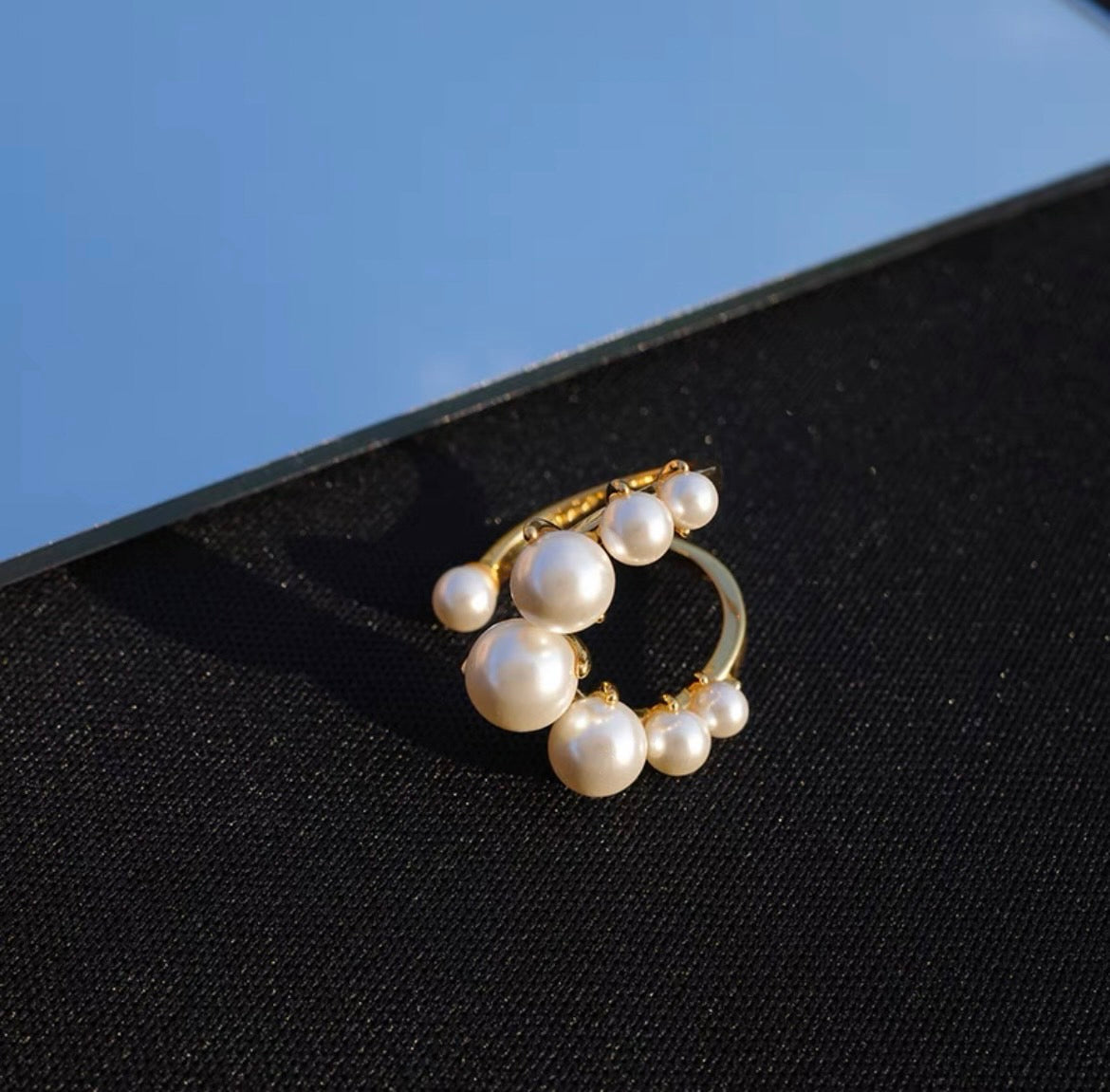 C-shaped pearl ring